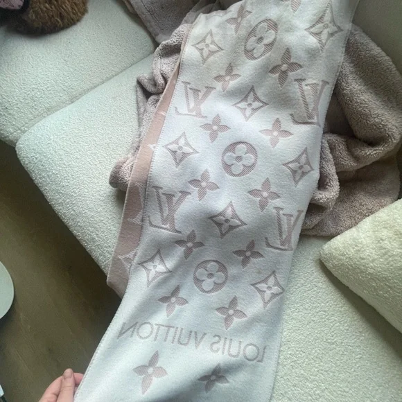 Louis Vuitton Soft Pink and White Monogram Scarf - Picture 3 of 7